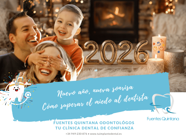 Familia feliz sonriendo en Navidad con decoración de año nuevo 2026, simbolizando cómo superar el miedo al dentista en Guadalajara